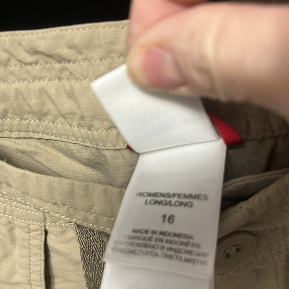 The North Face- lightweight tan shorts with large pockets - Picture 5 of 7